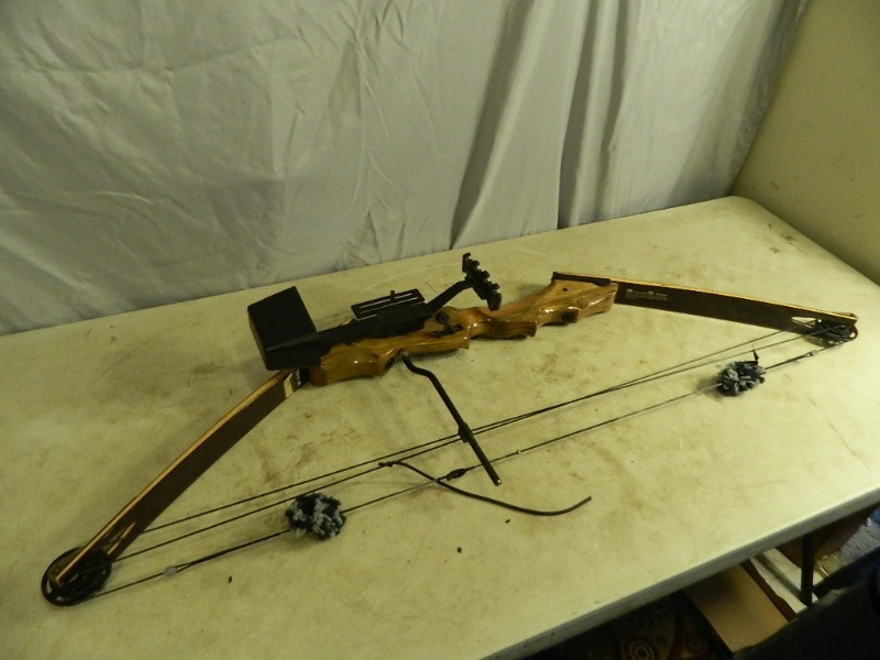 lot 8 image: Super Brown Bear Hunting Bow