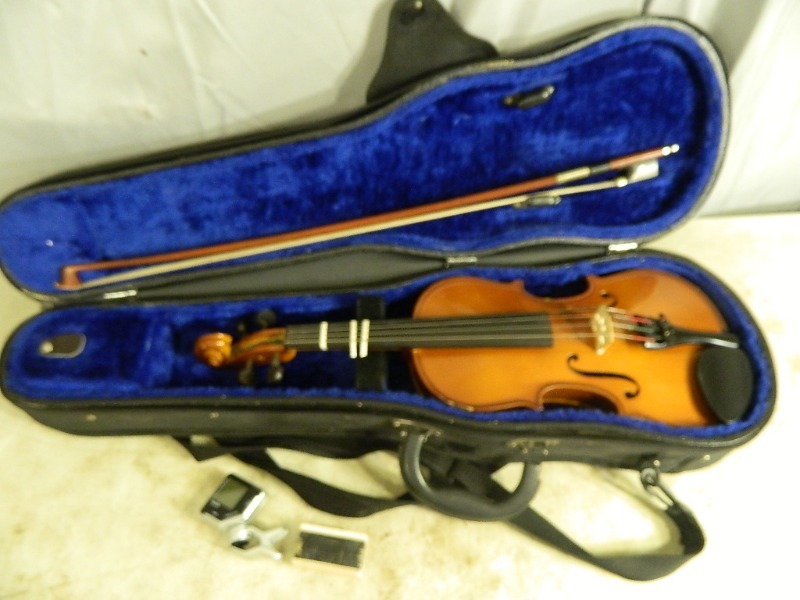 lot 28 image: Palatino Violin and More