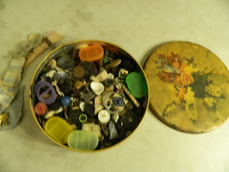lot 54 image: Vintage Tin Full of Old Buttons