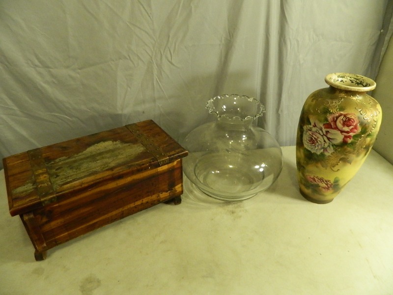 lot 55 image: 2 Vases and Small Chest