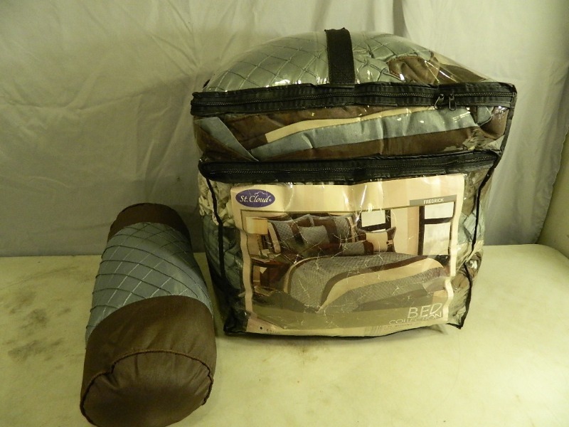 lot 56 image: Queen Bed Set