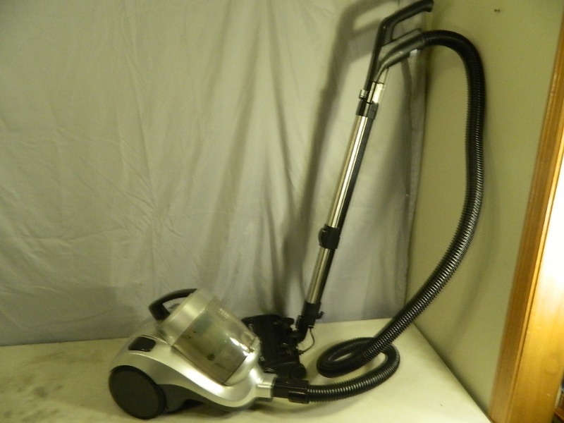 lot 57 image: Kenmore Series 200 Bagless Vacuum