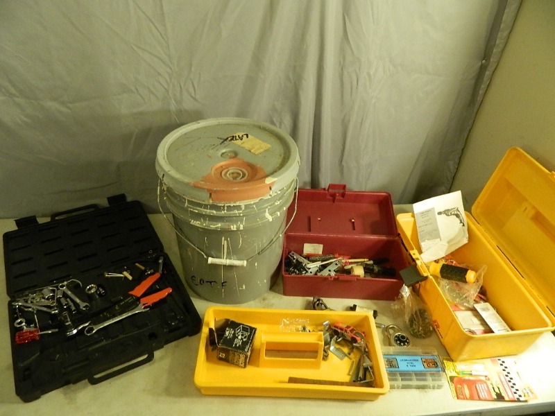 lot 66 image: Bucket of Paint, Assorted Tools