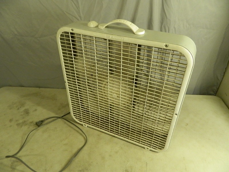 lot 94 image: 3 Speed Box Fan
