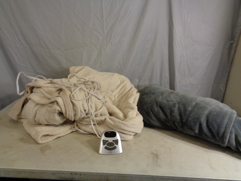 lot 154 image: Big Heated Blanket and Super Soft Blanket