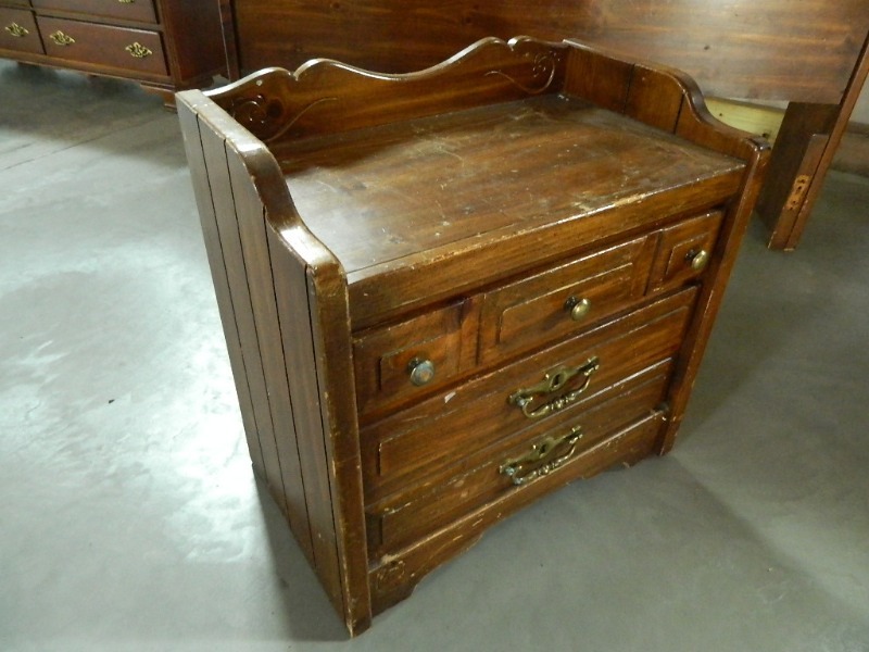 lot 118 image: Bassett Night Stand