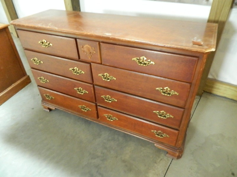 lot 120 image: 8 Drawer Dresser