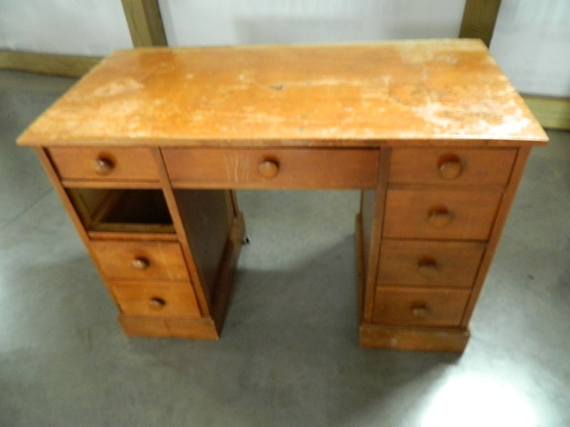 lot 121 image: Small Desk