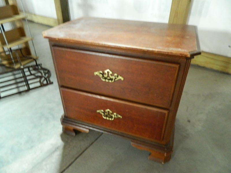 lot 122 image: 2 Drawer Night Stand