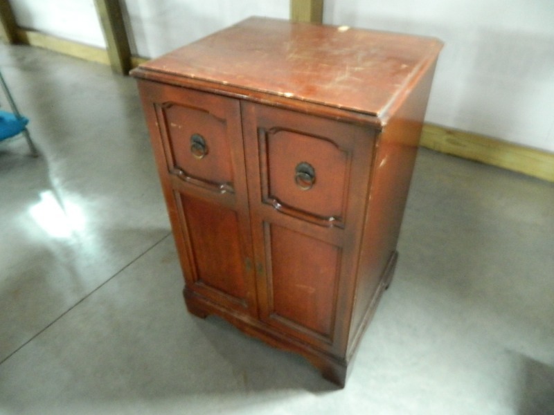 lot 124 image: 2 Door Empty Console TV Cabinet