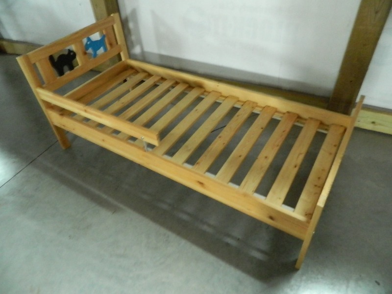 lot 126 image: Toddler Bed