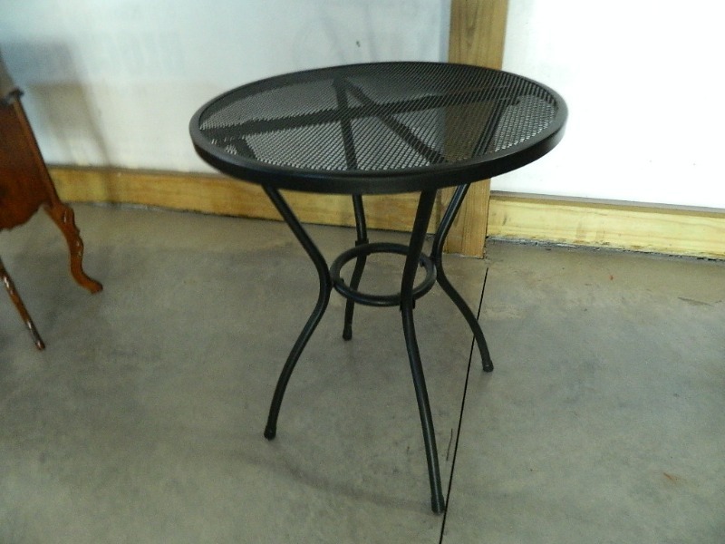 lot 135 image: Metal Indoor  Outdoor Table
