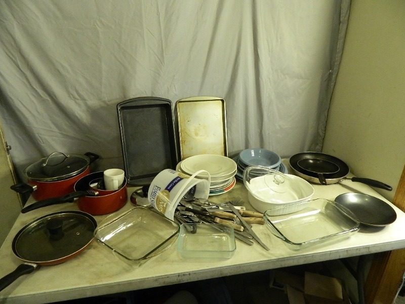 lot 180 image: Kitchen Items
