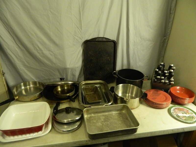 lot 185 image: Knife Set and More