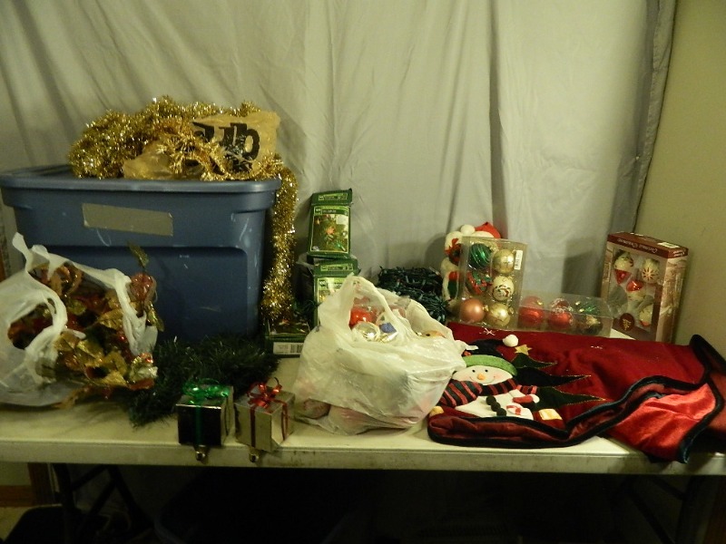 lot 189 image: Christmas Items in tote with lid