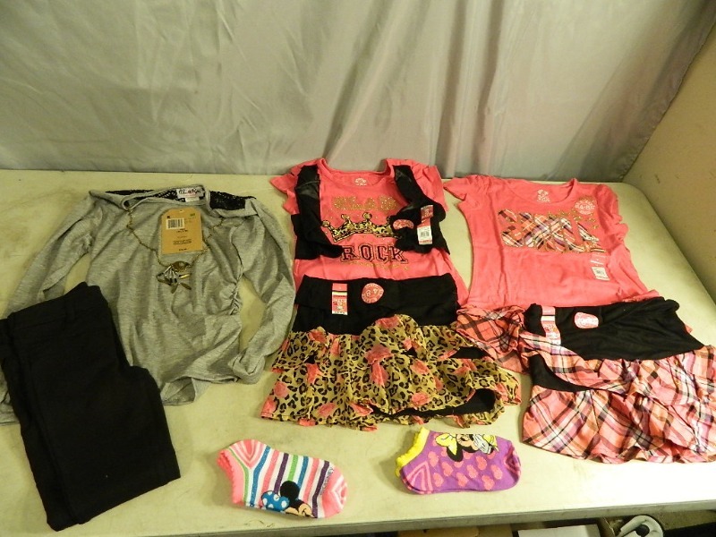 lot 194 image: 3 New Girls Outfits