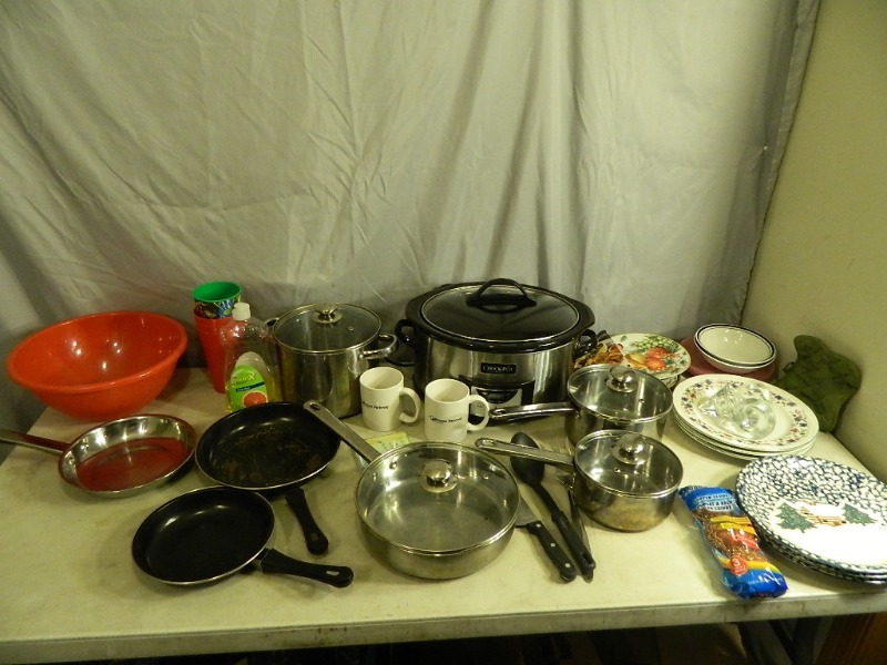 lot 206 image: Crockpot, Dishes, and More