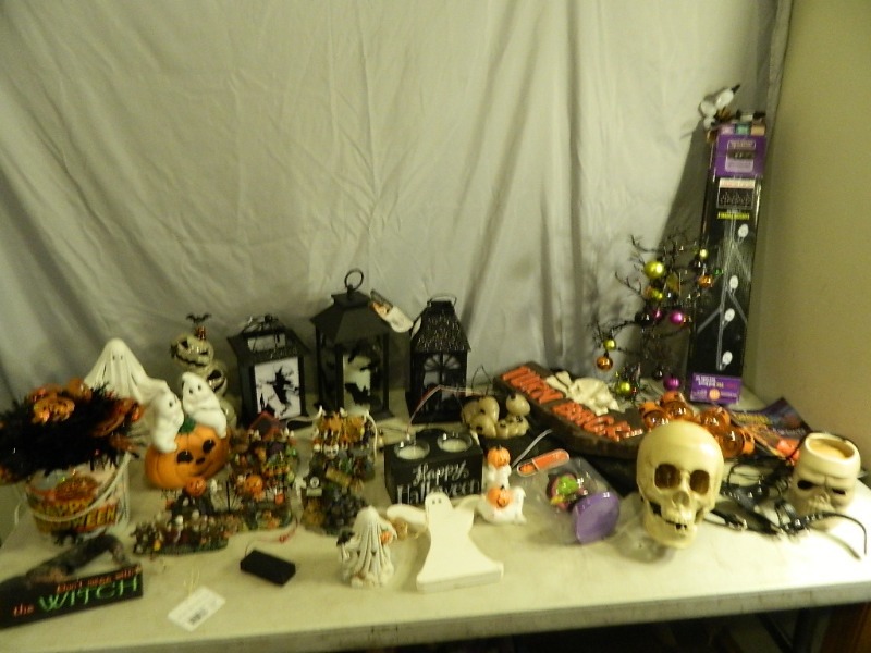 lot 232 image: Skull Wax Melt Warmer and Halloween Decor