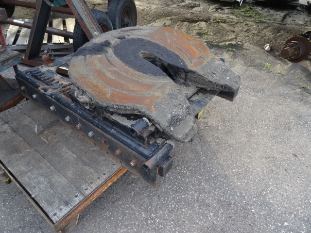 Fifth wheel plate