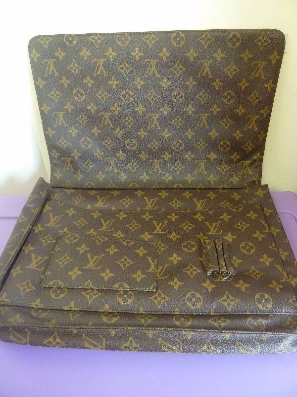 lot 3 image: Louis Vuitton Purse