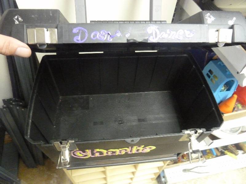 lot 28 image: Plastic Rolling Tote