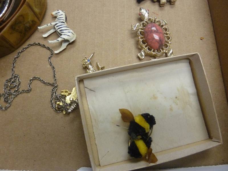 lot 39 image: Jewelry