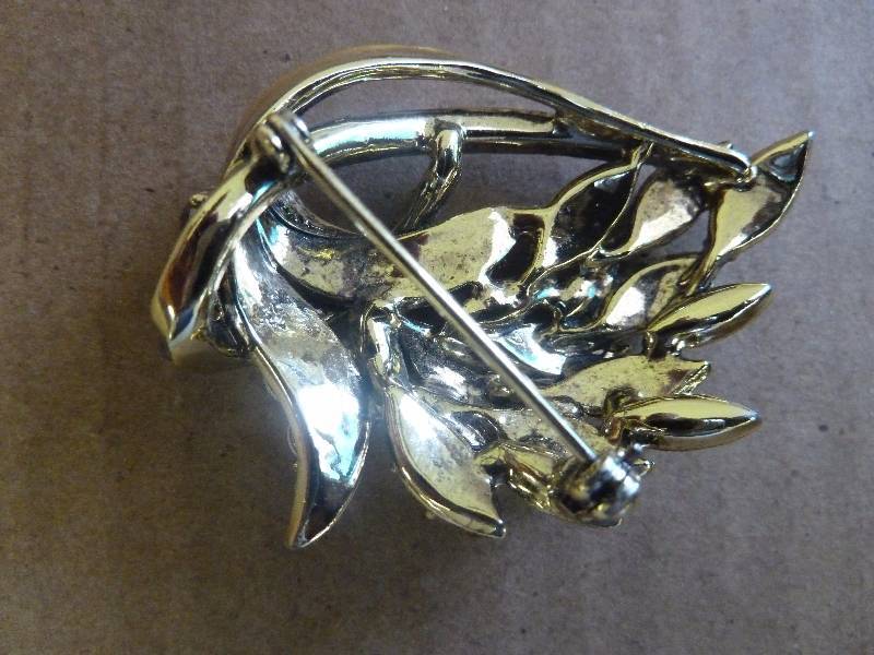 lot 50 image: Costume Jewelry Broach