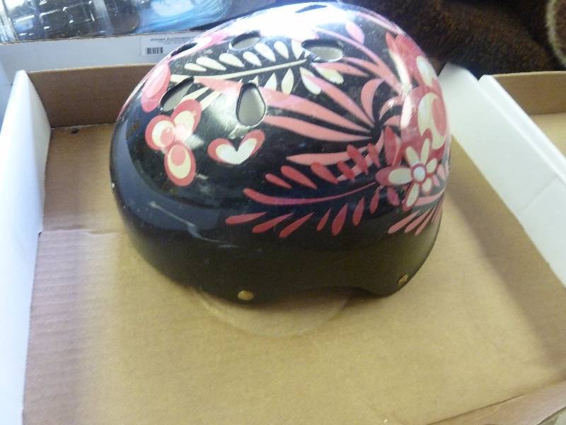lot 88 image: Schwinn Bike Helmet