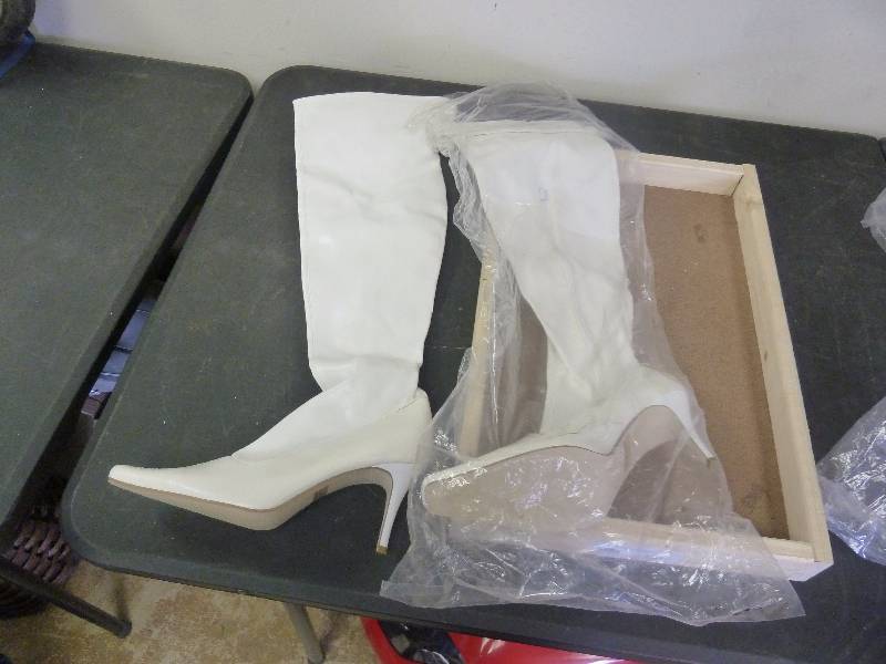 lot 123 image: Knee Boots