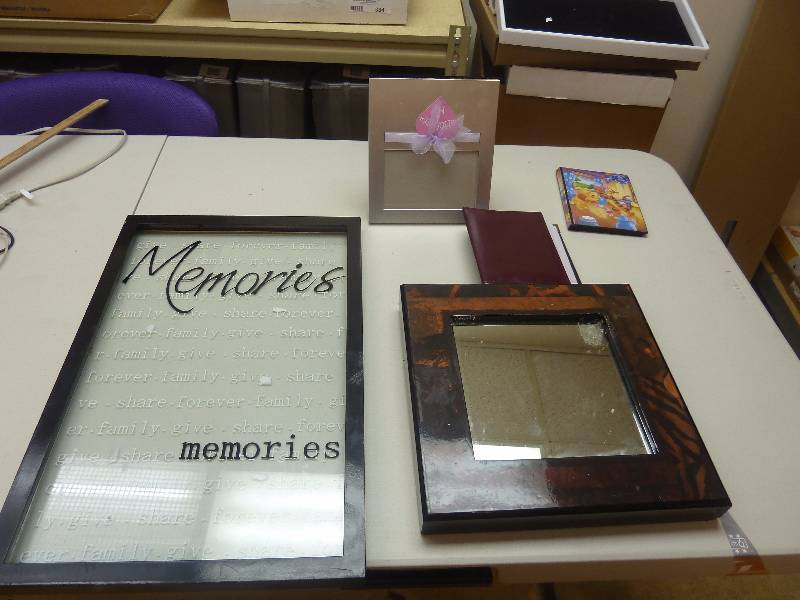 lot 165 image: Decor Lot