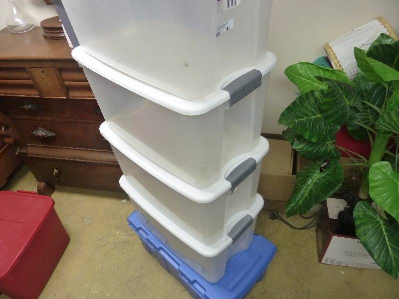lot 189 image: Plastic Totes with Lids