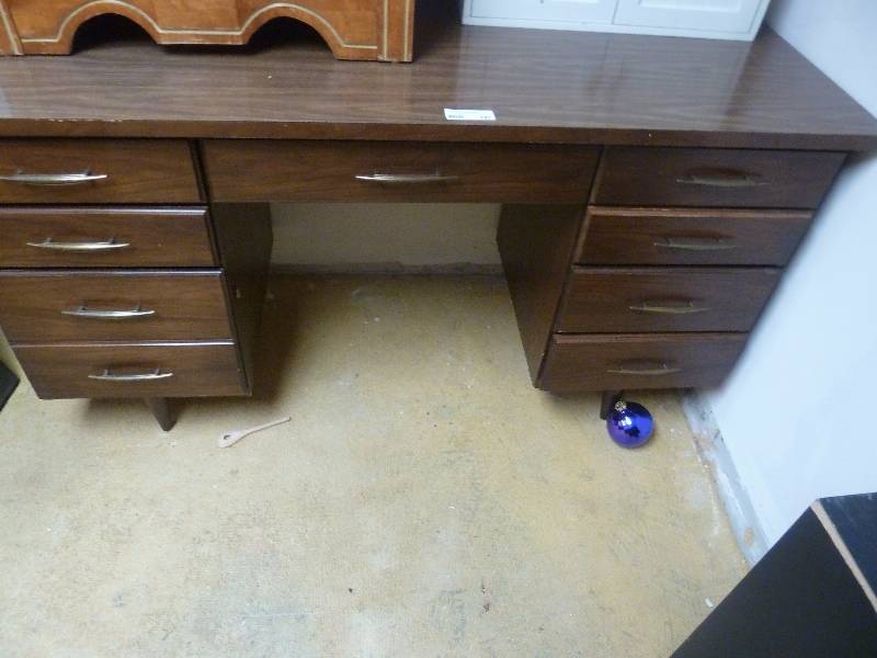 lot 197 image: Desk
