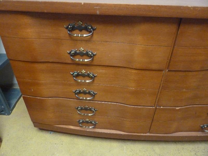 lot 209 image: Vintage Dresser