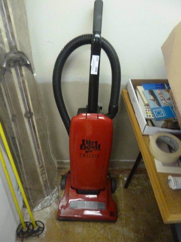 lot 223 image: Dirt Devil Vacuum