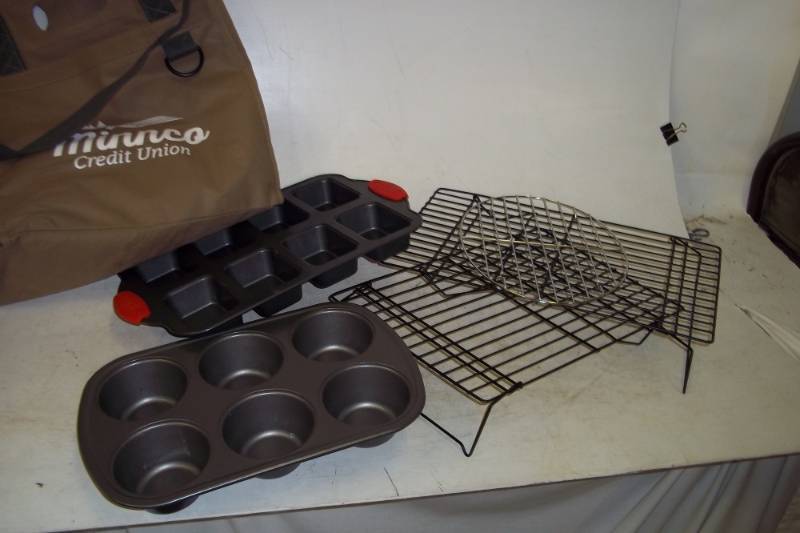 Cooling Racks and muffing trays