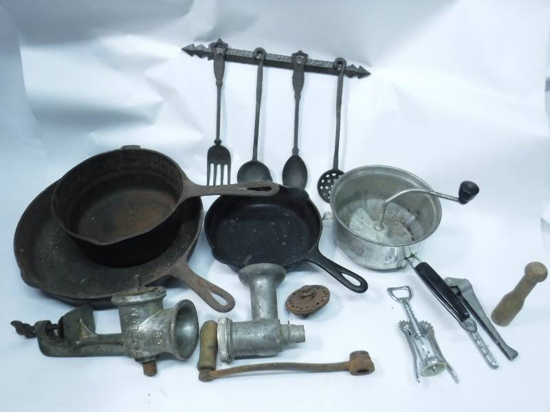 lot 3 image: Lot of Vintage Kitchen Tools