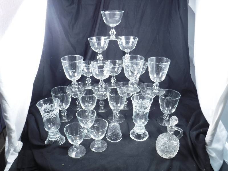 lot 4 image: Lot of Vintage Glasswear