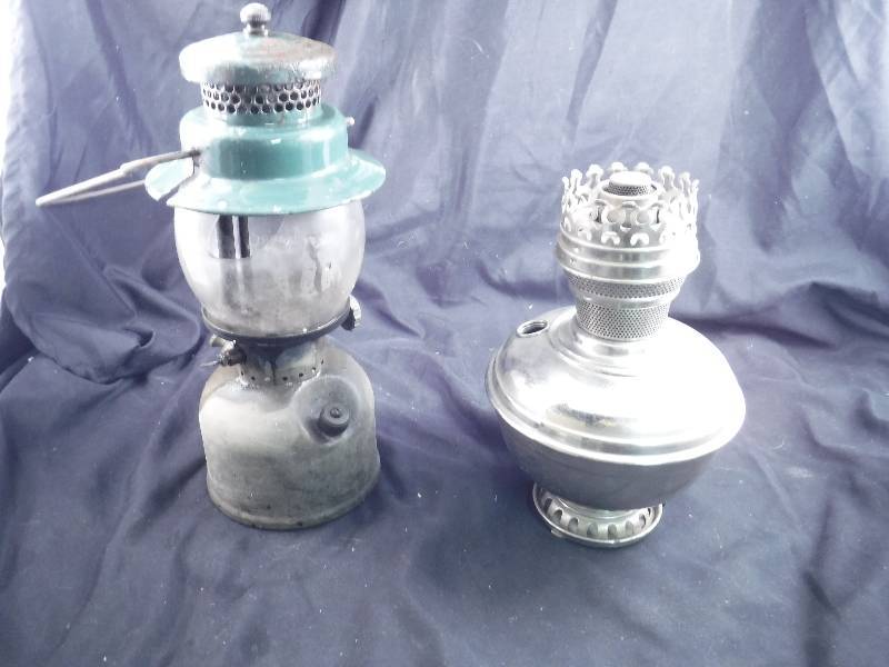 lot 7 image: Vintage Oil Lanterns