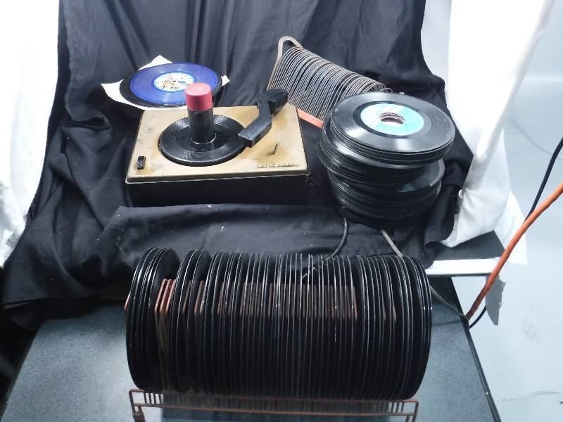 lot 10 image: RCA Victor 45 Player & Lot of 45s