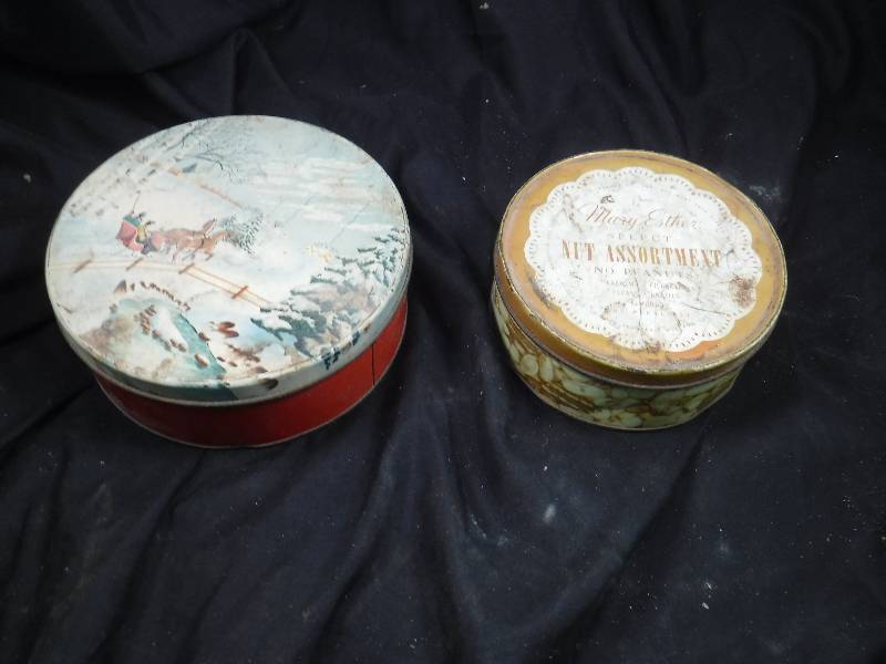 lot 19 image: Vintage Buttons