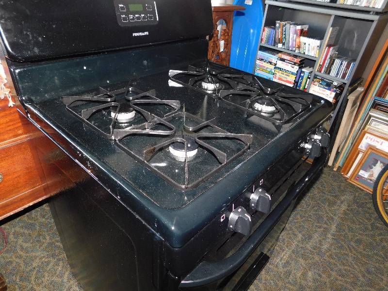 lot 1 image: Frigidaire Gas Oven 15