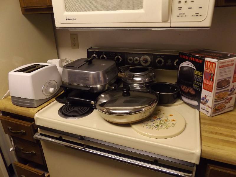 lot 304 image: Assorted Kitchen Items Covered Skillet, Roaster, Sauce Pan Etc.