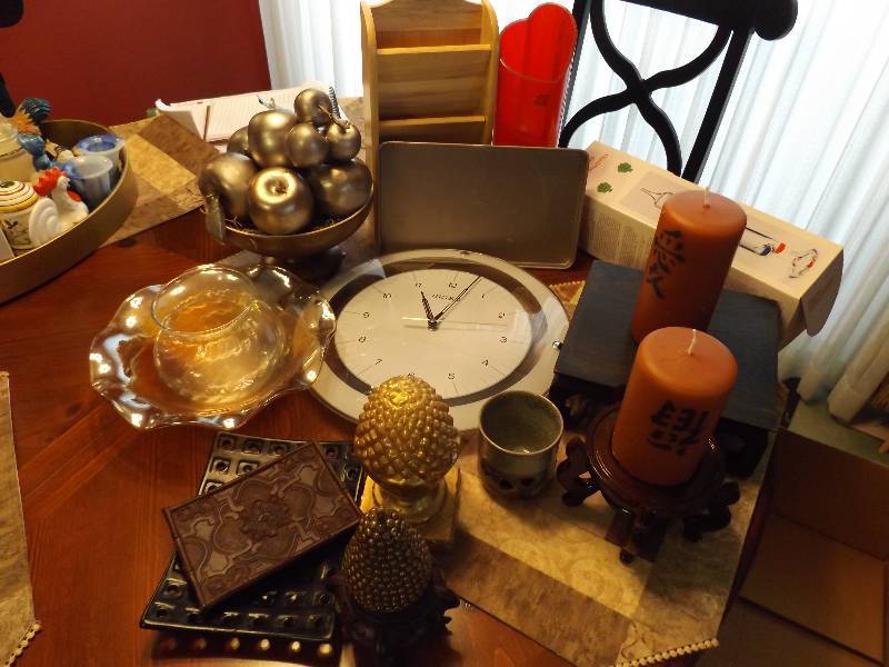 lot 309 image: Miscellaneous Dcor, Candles, Wall Clock, And Assorted Mix