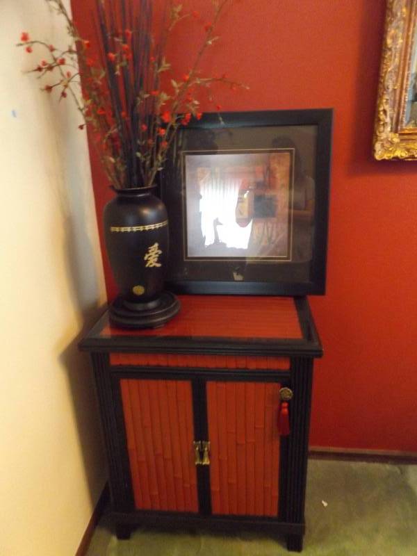 lot 318 image: Stylish Side Table, Vase and Picture Ensemble