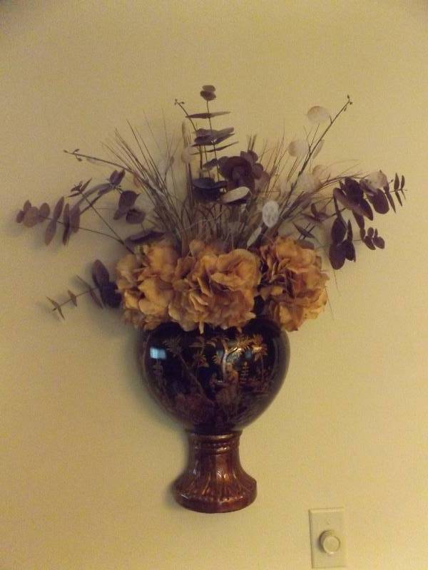 lot 320 image: Wall Hanging Statement Piece With Silk Flowers