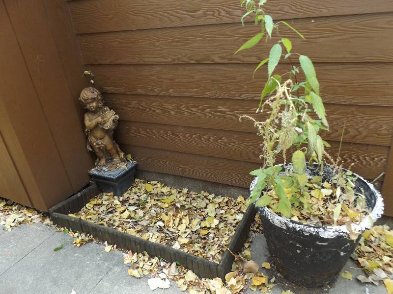 lot 324 image: Outdoor Statuette And Planter