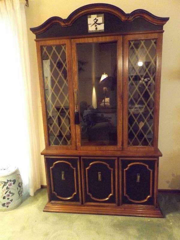 lot 327 image: Ornate Lighted Broyhill China Cabinet