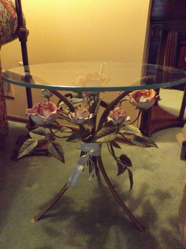 lot 328 image: Glass Top Side Table With Roses