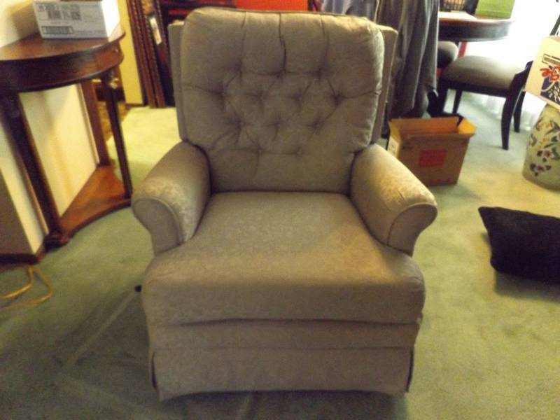 lot 331 image: Overstuffed Comfy Recliner