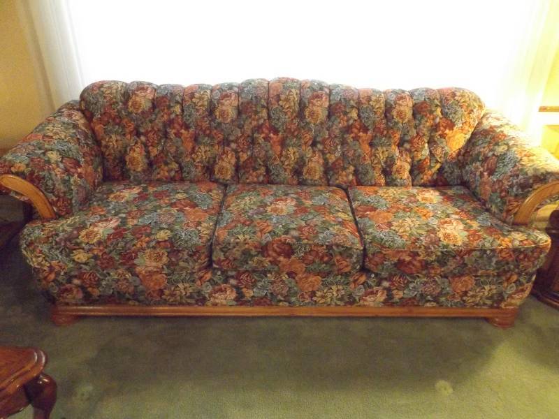 lot 335 image: Fine Furnihsings-Floral Couch
